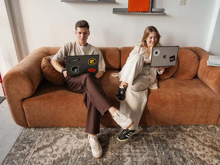 El equipo de Gamba trabajando en el sillón del estudio